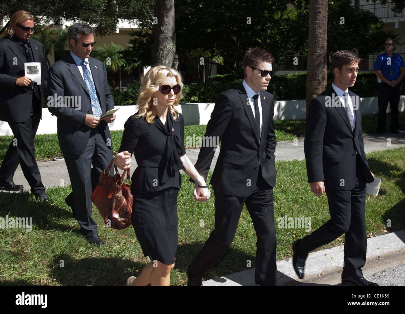 Ottobre 22, 2011 - St Petersburg, in Florida, Stati Uniti - St Petersburg, FL - 22 ottobre: i partecipanti lasciare Dan Wheldon i funerali del servizi. Wheldon morì in un ardente 15 car crash ultima domenica durante il Las Vegas Indy 300. (Credito Immagine: © Andrew patrono/ZUMAPRESS.com) Foto Stock