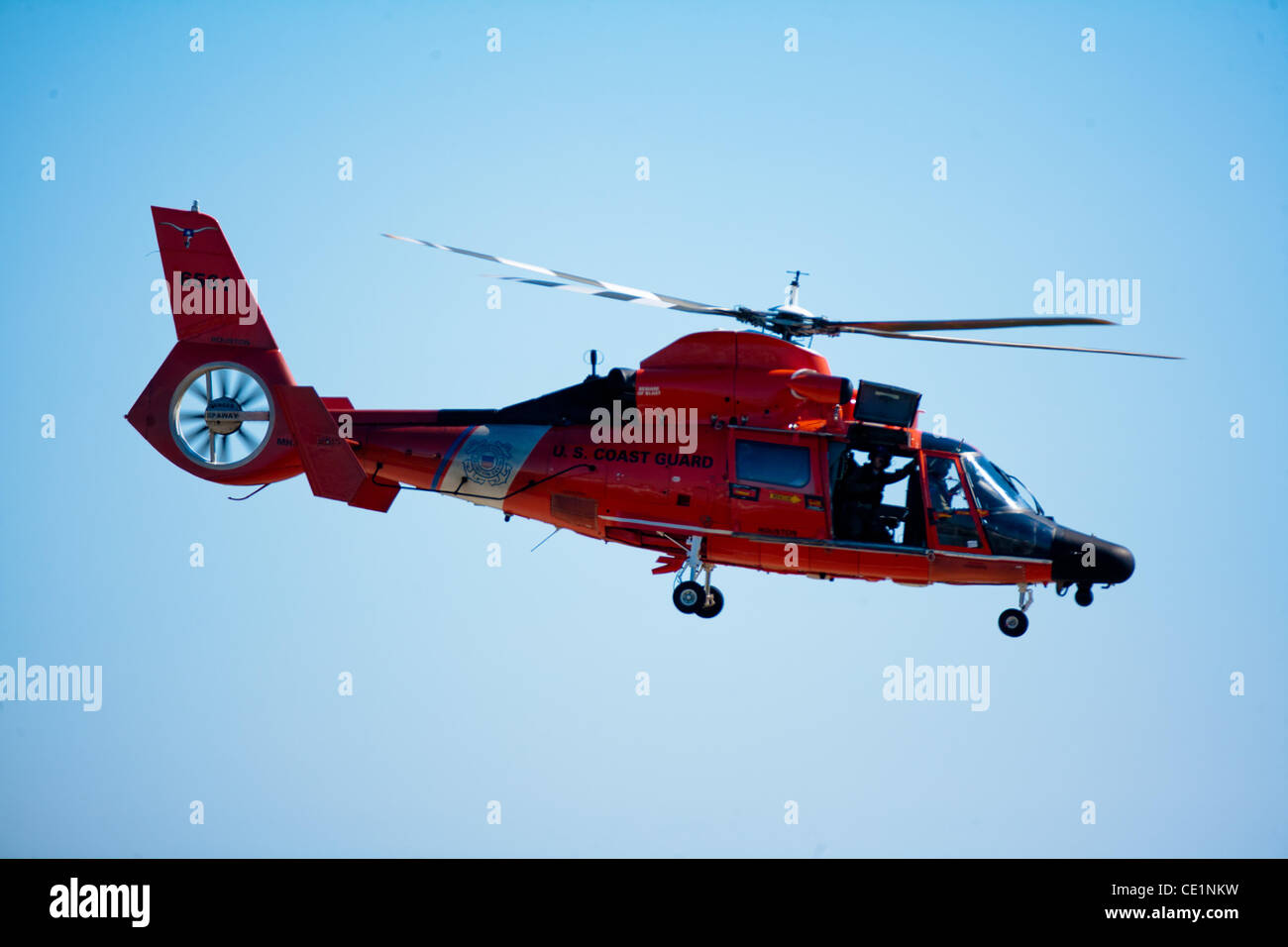 16 ottobre 2011 - Houston, Texas, Stati Uniti - Gli Stati Uniti Coast Guard dimostrando l'efficacia della sua breve intervallo di elicottero di recupero, la Aérospatiale Dauphine (''Delfino'') HH-65C durante la Wings Over Houston ad Ellington Campo in Houston, TX. (Credito Immagine: © Juan DeLeon/Southcreek/ZUMAPRESS.co Foto Stock