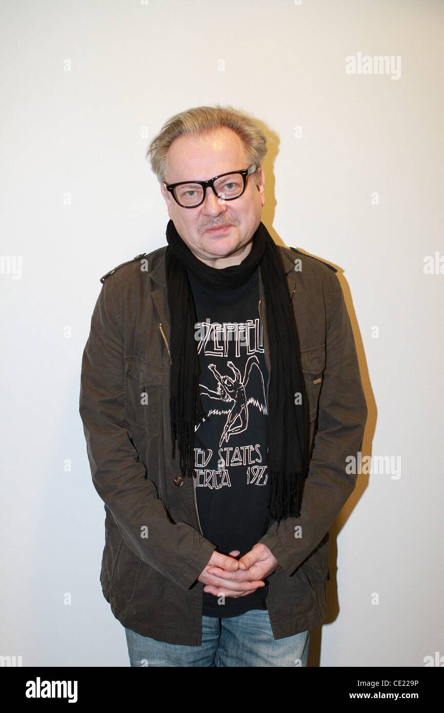 Heinz Rudolf Kunze fermate dalla stazione radio Oldie 95, indossando un Led Zeppelin t-shirt. Amburgo, Germania - 03.02.2011 Foto Stock