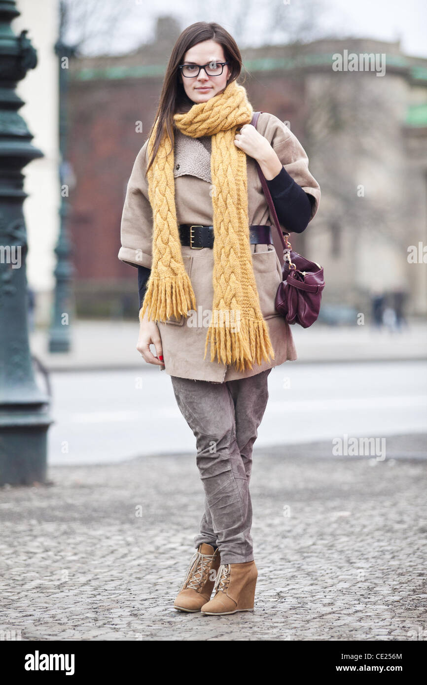 Camilla, 27 - Street Style a Mercedes Benz Fashion Week Berlin Autunno/Inverno 2011 sulla piazza Bebelplatz. Berlino, Germania - 19.01.2011 Foto Stock