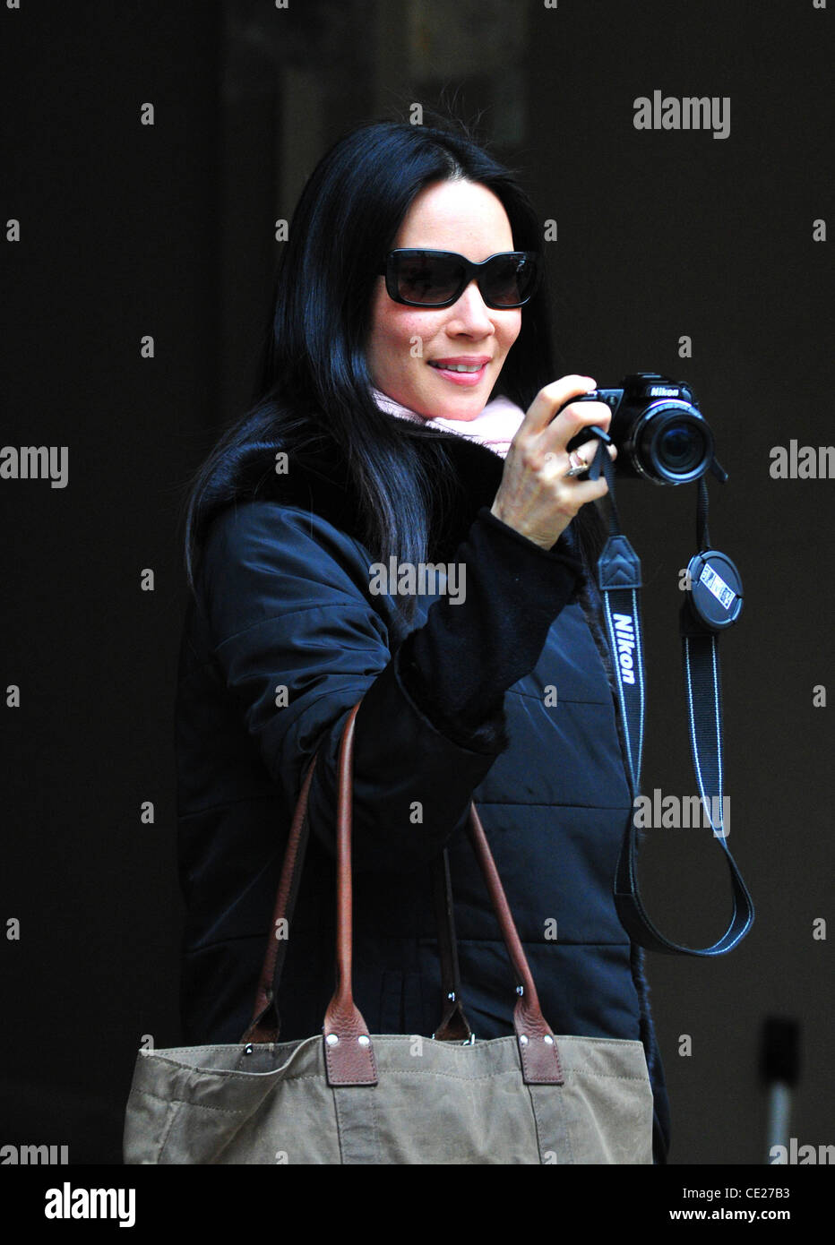 Lucy Liu Per scattare foto di Scheunenviertel district mentre sono in viaggio di shopping Mitte con un uomo di mistero. Berlino, Germania - 11.01.2011 Foto Stock