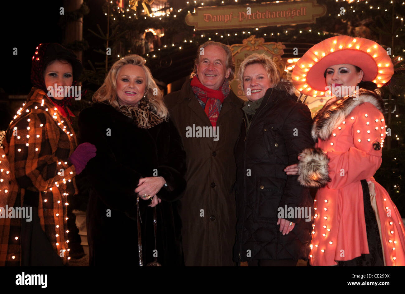 Max Schautzer, moglie Gundel, Birgit Lechtermann a "Ein wundervoller Winterabend' al Parco a tema Phantasialand. Bruehl, Germania - 10.12.2010 Foto Stock