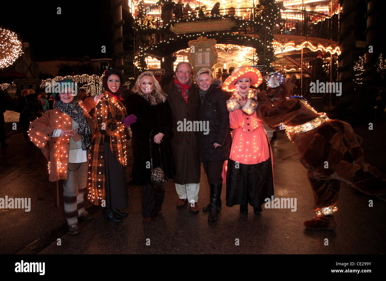 Max Schautzer, moglie Gundel, Birgit Lechtermann a "Ein wundervoller Winterabend' al Parco a tema Phantasialand. Bruehl, Germania - 10.12.2010 Foto Stock