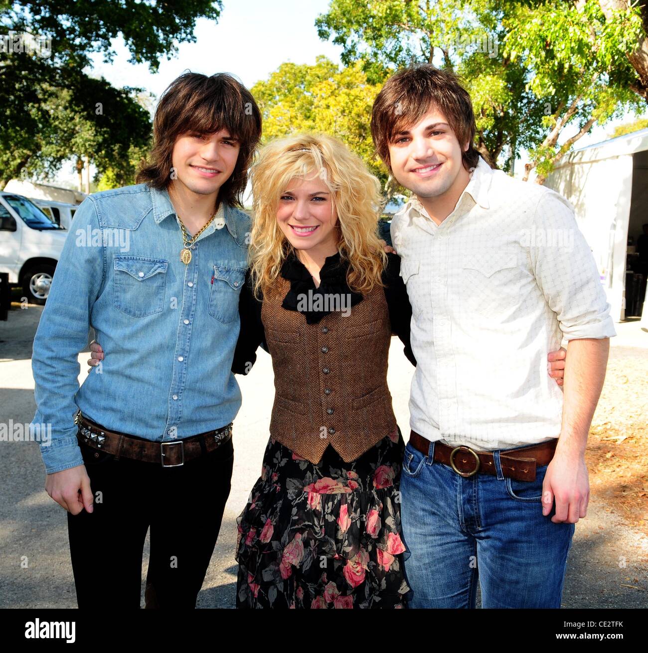 Reid Perry, Kimberly Perry e Neil Perry dal gruppo musicale La Band Perry dietro le quinte prima di eseguire KISS Paese Chili Cookoff a C.B Smith Park Pembroke Pines, Florida - 29.01.11 Foto Stock