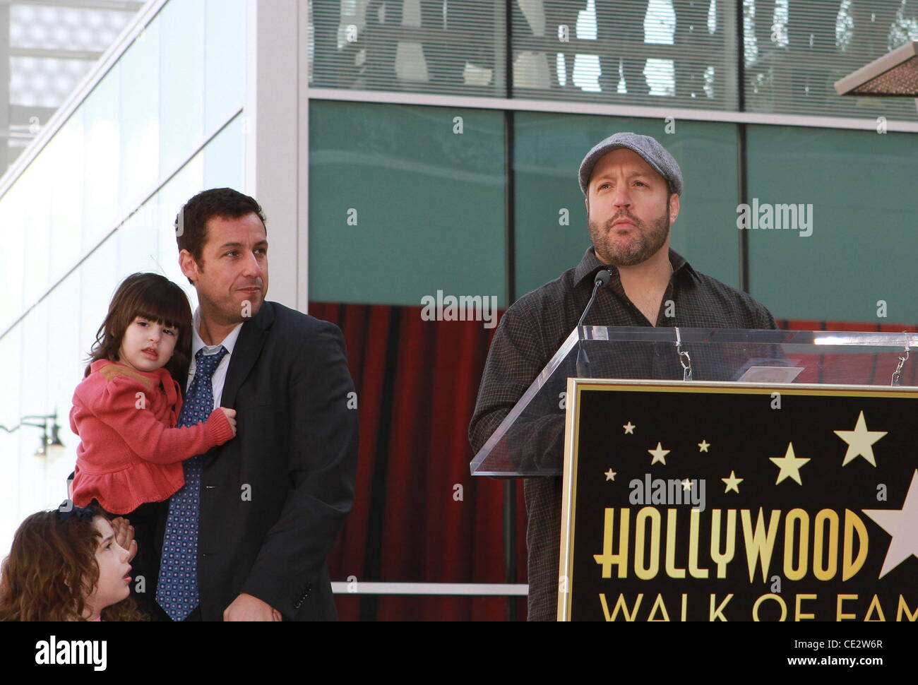 Adam Sandler, i suoi figli e Kevin James Adam Sandler è onorato sulla