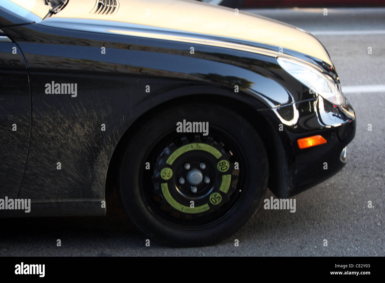 Ali Larter si allontana nella sua auto, usando una ruota di scorta, dopo lo shopping in Beverly Hills Los Angeles, California - 09.02.11 Foto Stock