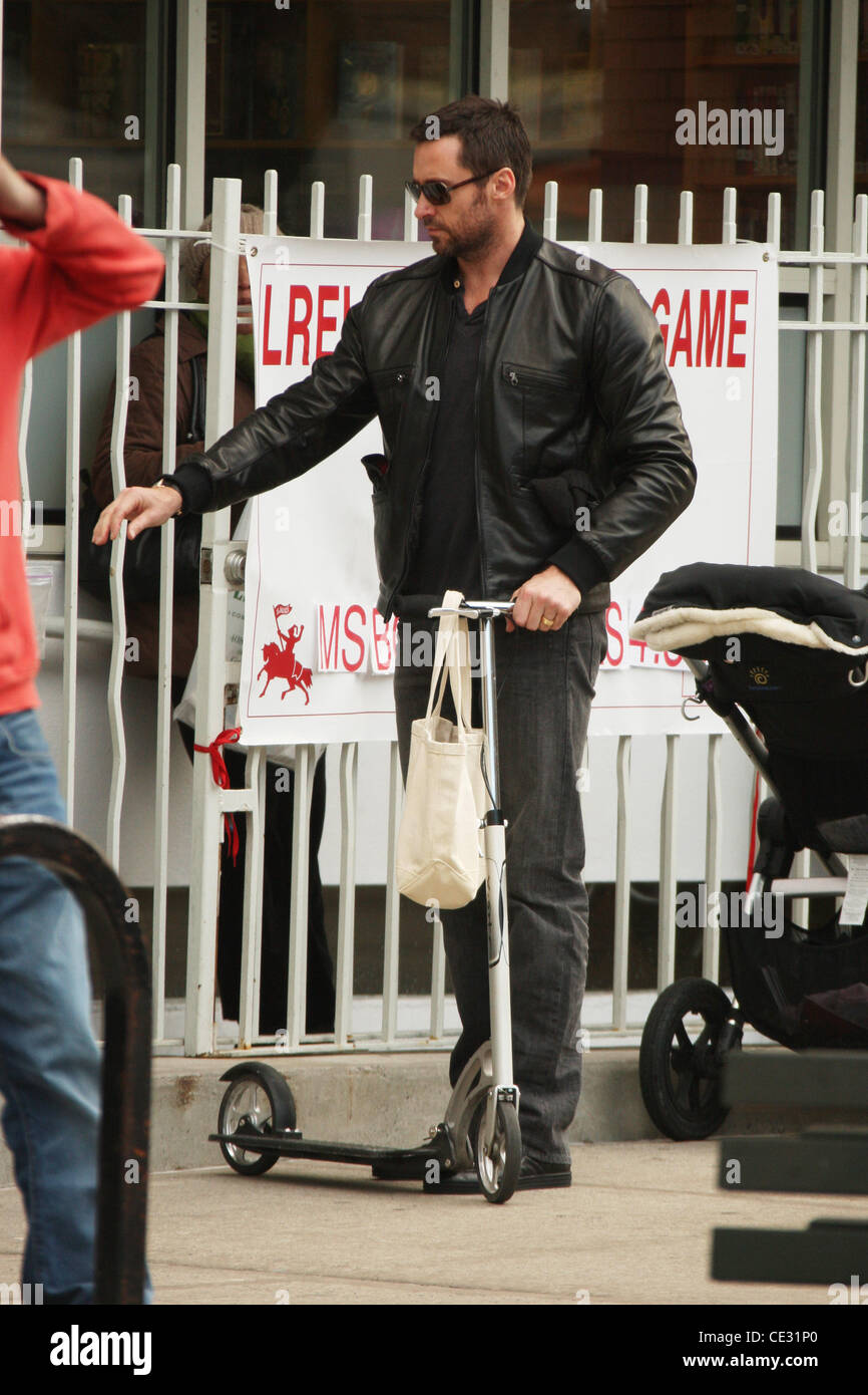 Hugh Jackman fuori per una passeggiata con la figlia di New York City, Stati Uniti d'America - 14.02.11 Foto Stock