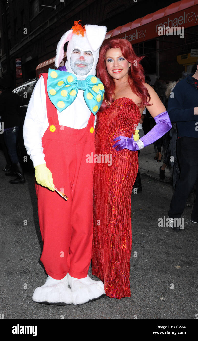 Rachael Ray e suo marito Giovanni Cusimano vestito come Jessica Rabbit e Roger  Rabbit e pongono durante un taping di un episodio di Halloween per il suo  show televisivo al di fuori