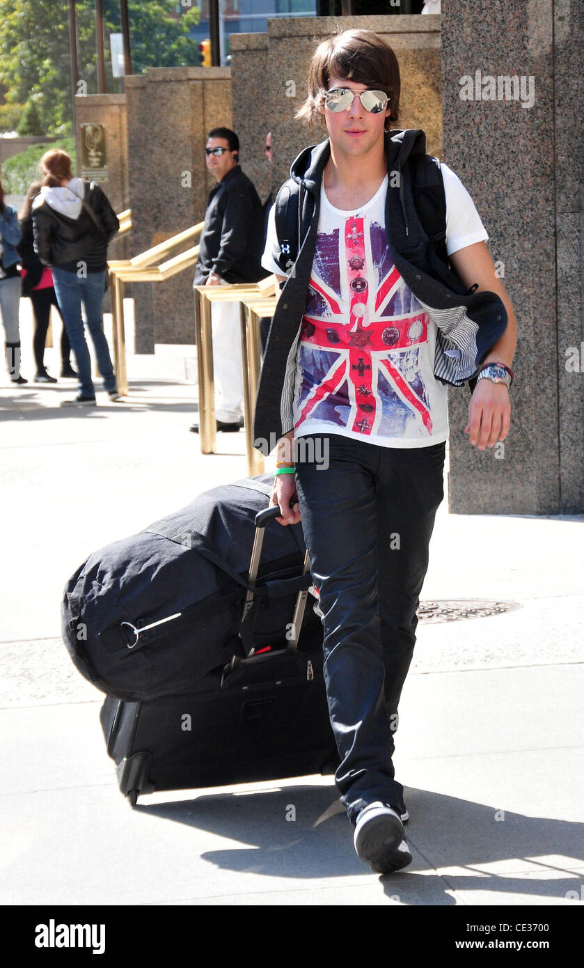 James Maslow membri della band Big Time Rush partono i loro hotel New York City, Stati Uniti d'America - 11.10.10 Foto Stock