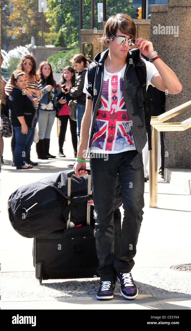 James Maslow membri della band Big Time Rush partono i loro hotel New York City, Stati Uniti d'America - 11.10.10 Foto Stock
