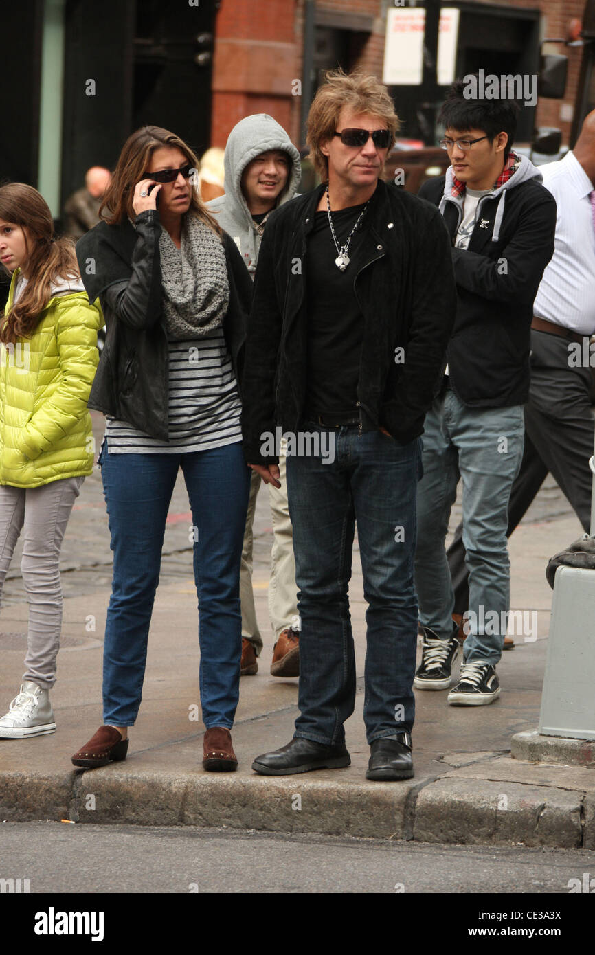 Jon Bon Jovi e Dorothea Hurley fuori shopping insieme in Soho di New York City, Stati Uniti d'America - 18.10.10 Foto Stock