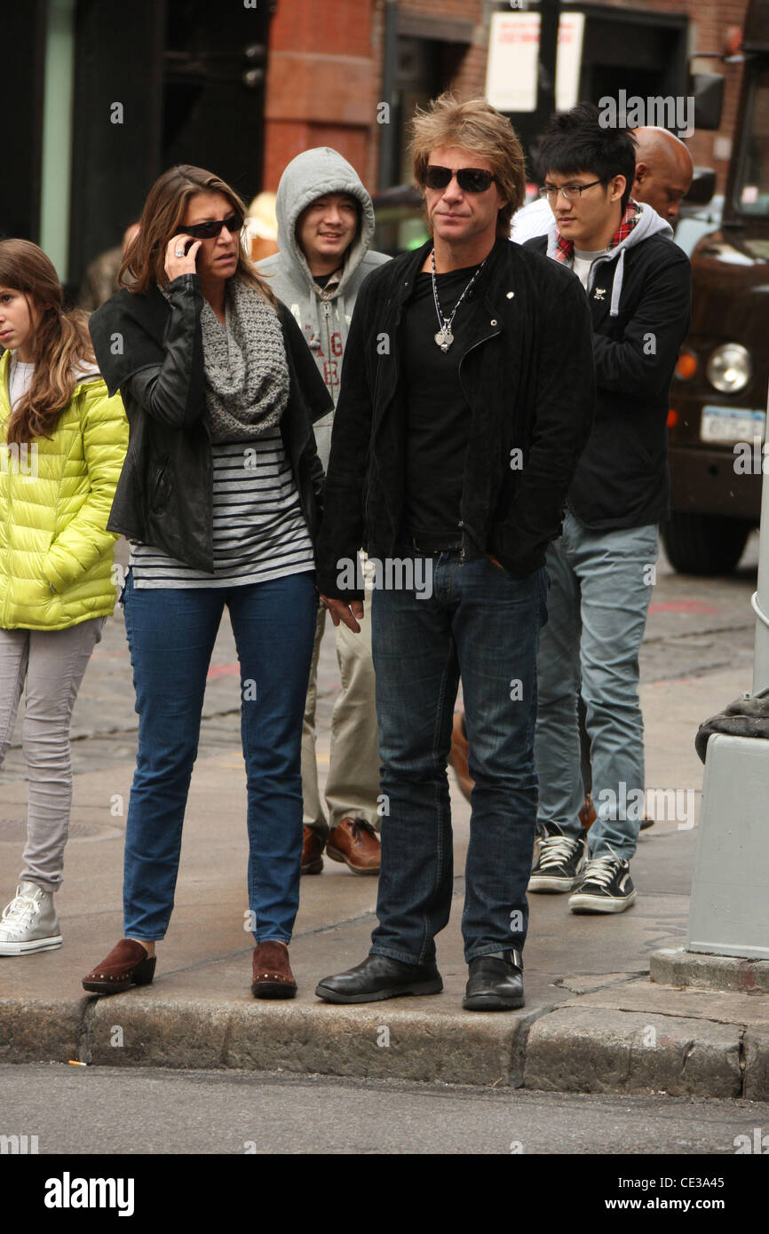 Jon Bon Jovi e Dorothea Hurley fuori shopping insieme in Soho di New York City, Stati Uniti d'America - 18.10.10 Foto Stock