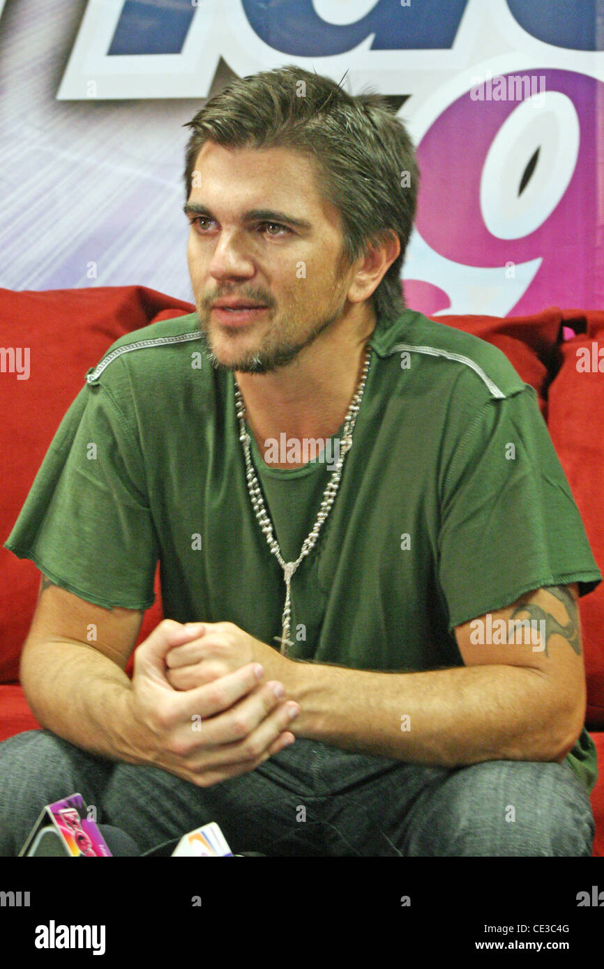 Juanes è fotografato dietro le quinte a "Noche de estrellas fedeltà 2010' al Coliseo de Puerto Rico José Miguel Agrelot. San Juan, Puerto Rico - 22.10.10 Foto Stock