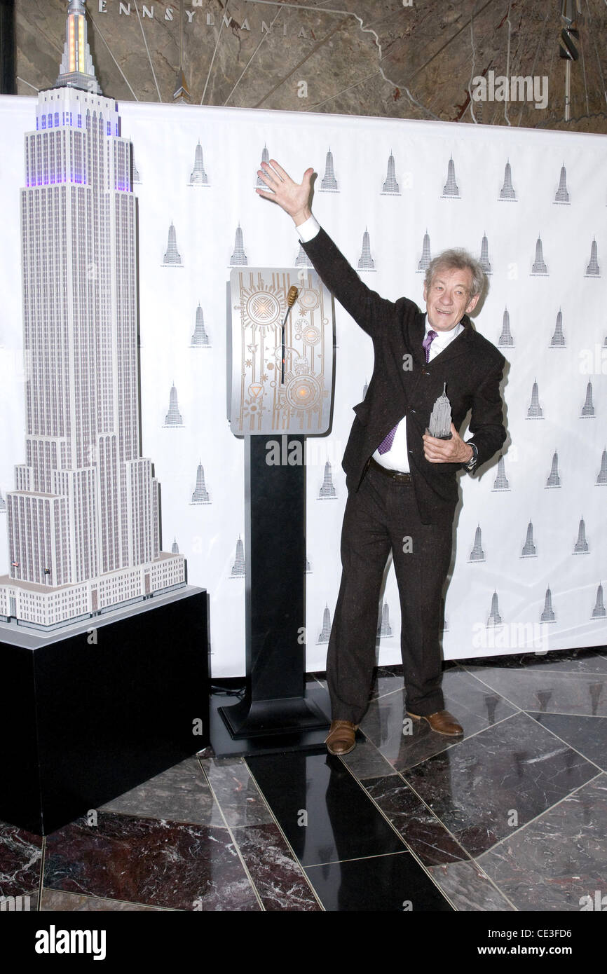 Sir Ian McKellan illumina il Empire State Building viola, blu e giallo per celebrare solo far credere l'undicesimo anniversario di New York City, Stati Uniti d'America - 01.11.10 Foto Stock