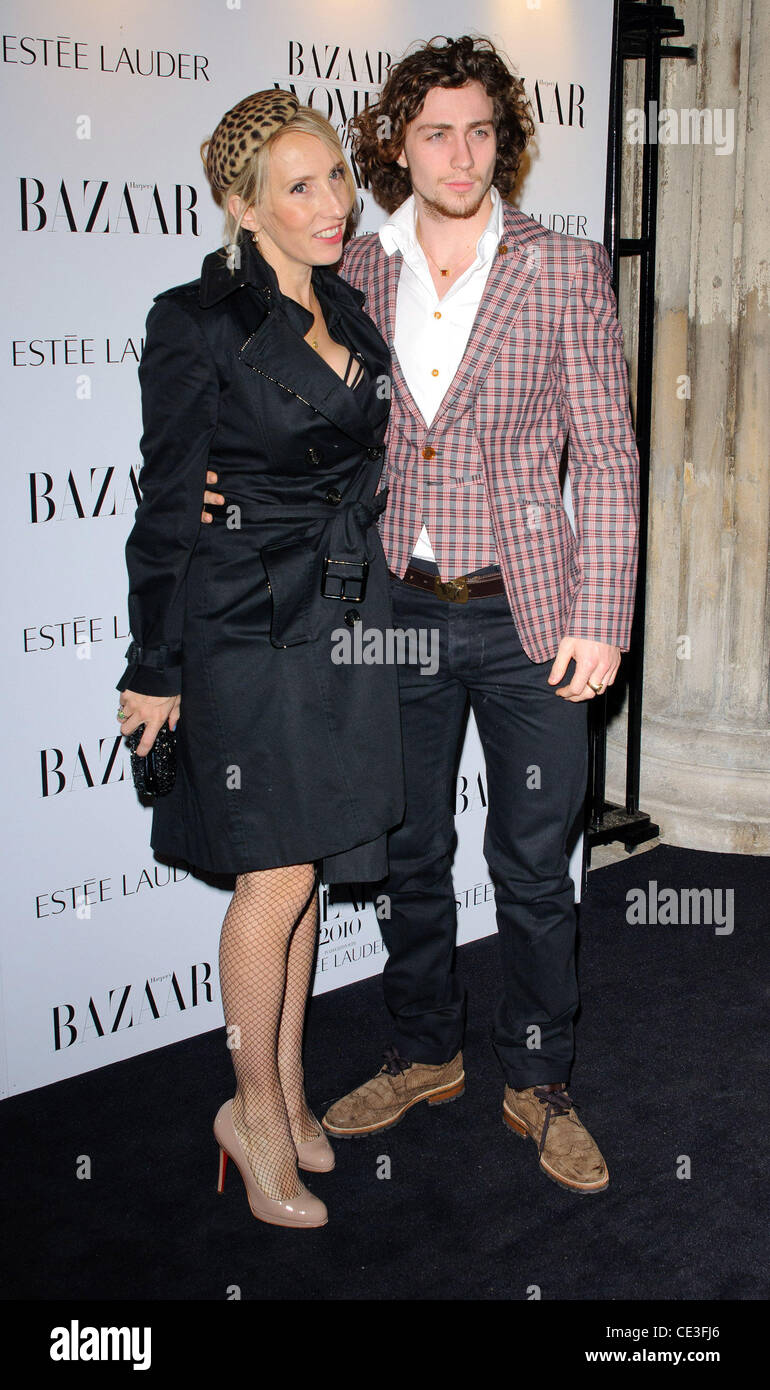 Sam Taylor Wood e Aarron Johnson Harper's Bazaar donne dell'anno Awards arrivi a Londra, Inghilterra - 01.11.10 Foto Stock
