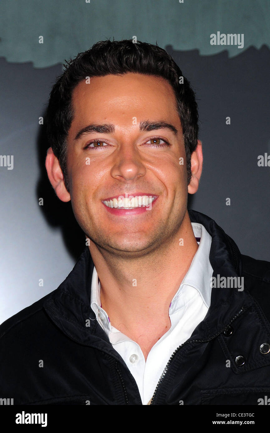 Zachary Levi di letture per bambini per promuovere il suo nuovo film 'aggrovigliato' presso il Disney Store New York City, Stati Uniti d'America - 19.11.10 Foto Stock