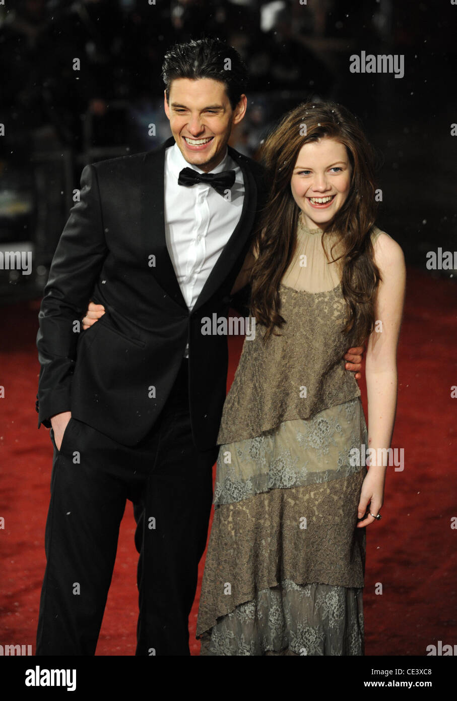 Skandar Keynes e Georgie Henley Royal Premiere di Le cronache di Narnia: Il viaggio di Dawn chi pigia a l'Odeon Leicester Square. Londra, Inghilterra - 30.11.10 Foto Stock