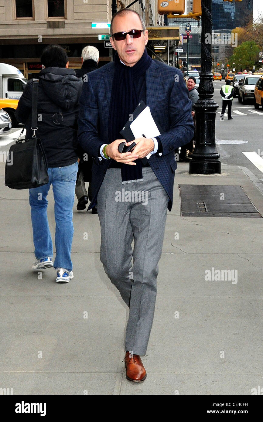 Matt Lauer giornalista televisivo per il "oggi" mostra passeggiando per il centro di Manhattan a New York City, Stati Uniti d'America - 06.12.10 Foto Stock