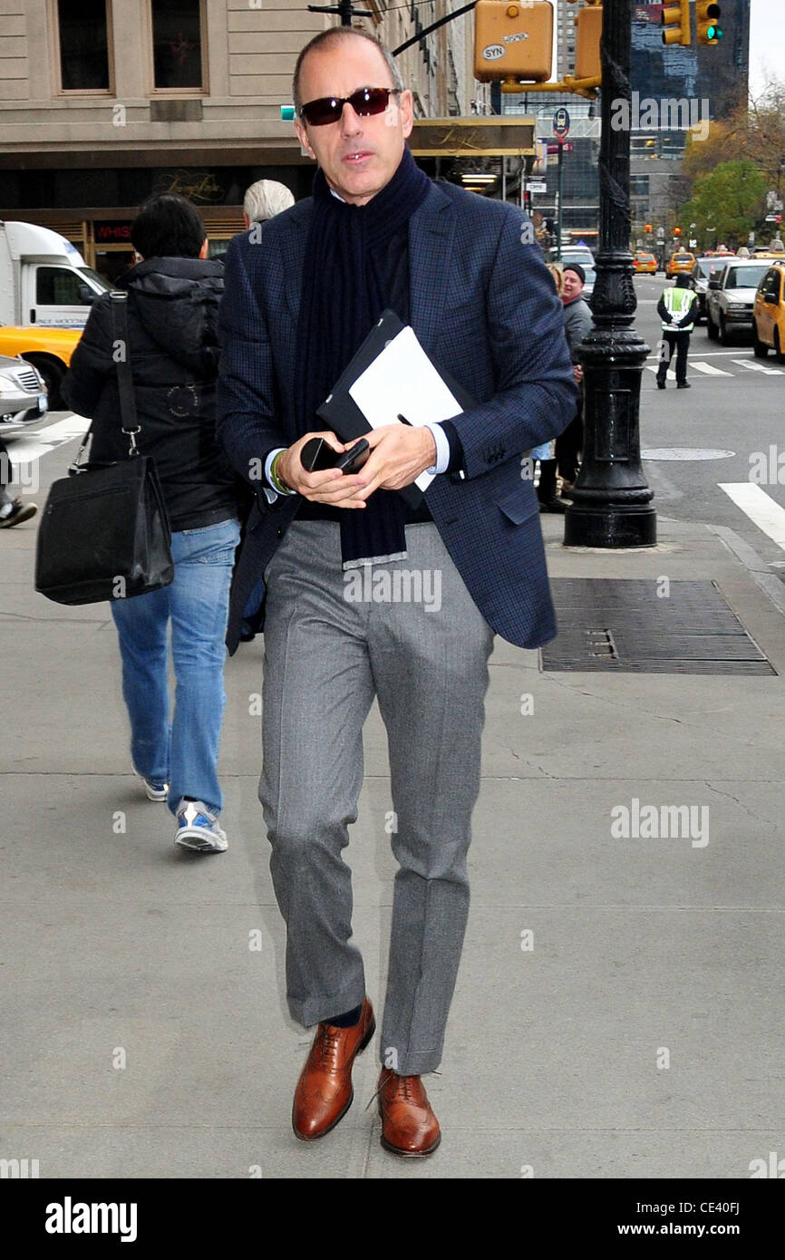 Matt Lauer giornalista televisivo per il "oggi" mostra passeggiando per il centro di Manhattan a New York City, Stati Uniti d'America - 06.12.10 Foto Stock