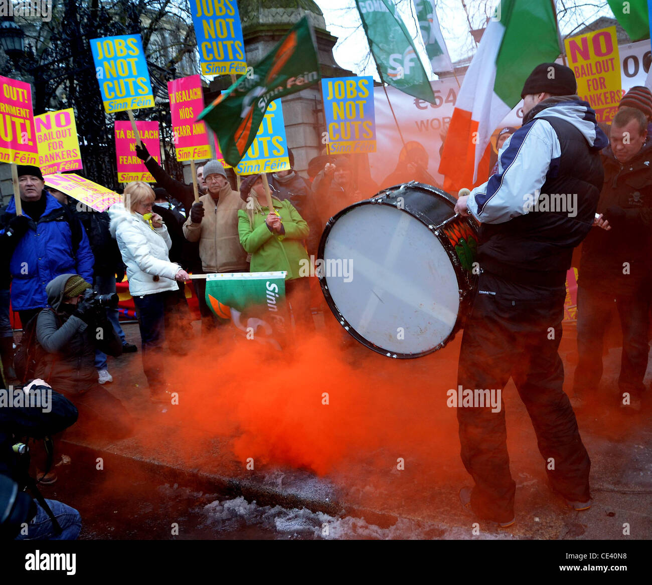 Manifestanti arrabbiati raccogliere al di fuori di Leinster House sull'annuncio di Brian LENIHAN dura bilancio 2010 per l'Irlanda a Dublino, Irlanda - 07.12.10. Foto Stock