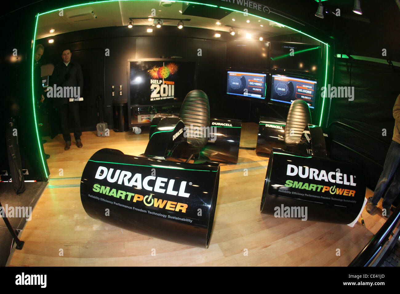 Atmosfera VIP moda Visitare il Duracell mobile smart power lab per raccogliere uomo-potenza generata dal Quartiere Meatpacking di illuminare 2011 numerici in Times Square a New York City, Stati Uniti d'America - 09.12.10 Foto Stock