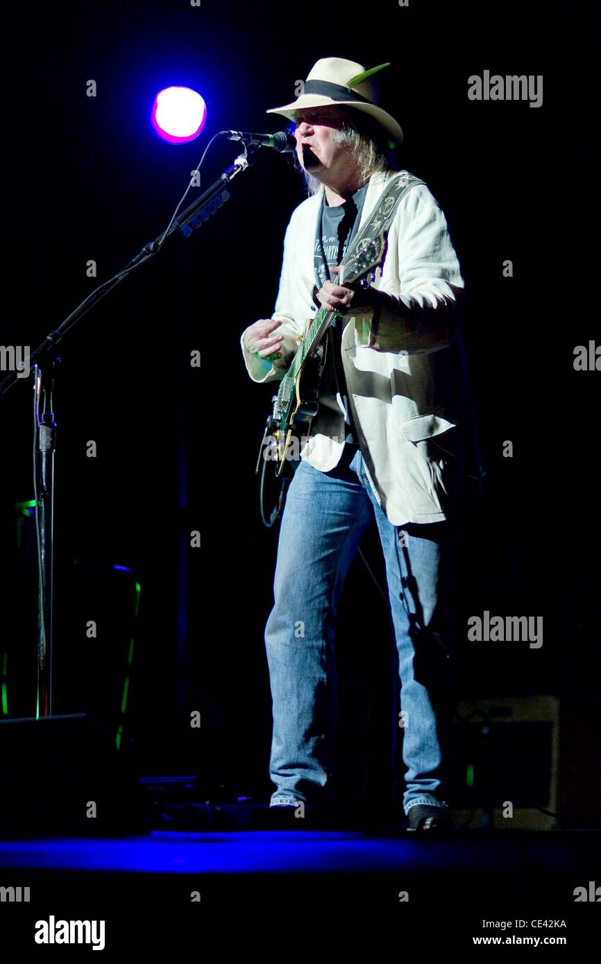 Neil Young eseguendo un concerto benefico per UCSF Benioff ospedale per bambini, tenutosi a Nob Hill Masonic Auditorium - all'interno di San Francisco, California - 08.12.10 Foto Stock