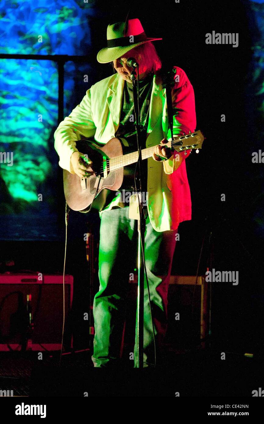 Neil Young eseguendo un concerto benefico per UCSF Benioff ospedale per bambini, tenutosi a Nob Hill Masonic Auditorium - all'interno di San Francisco, California - 08.12.10 Foto Stock