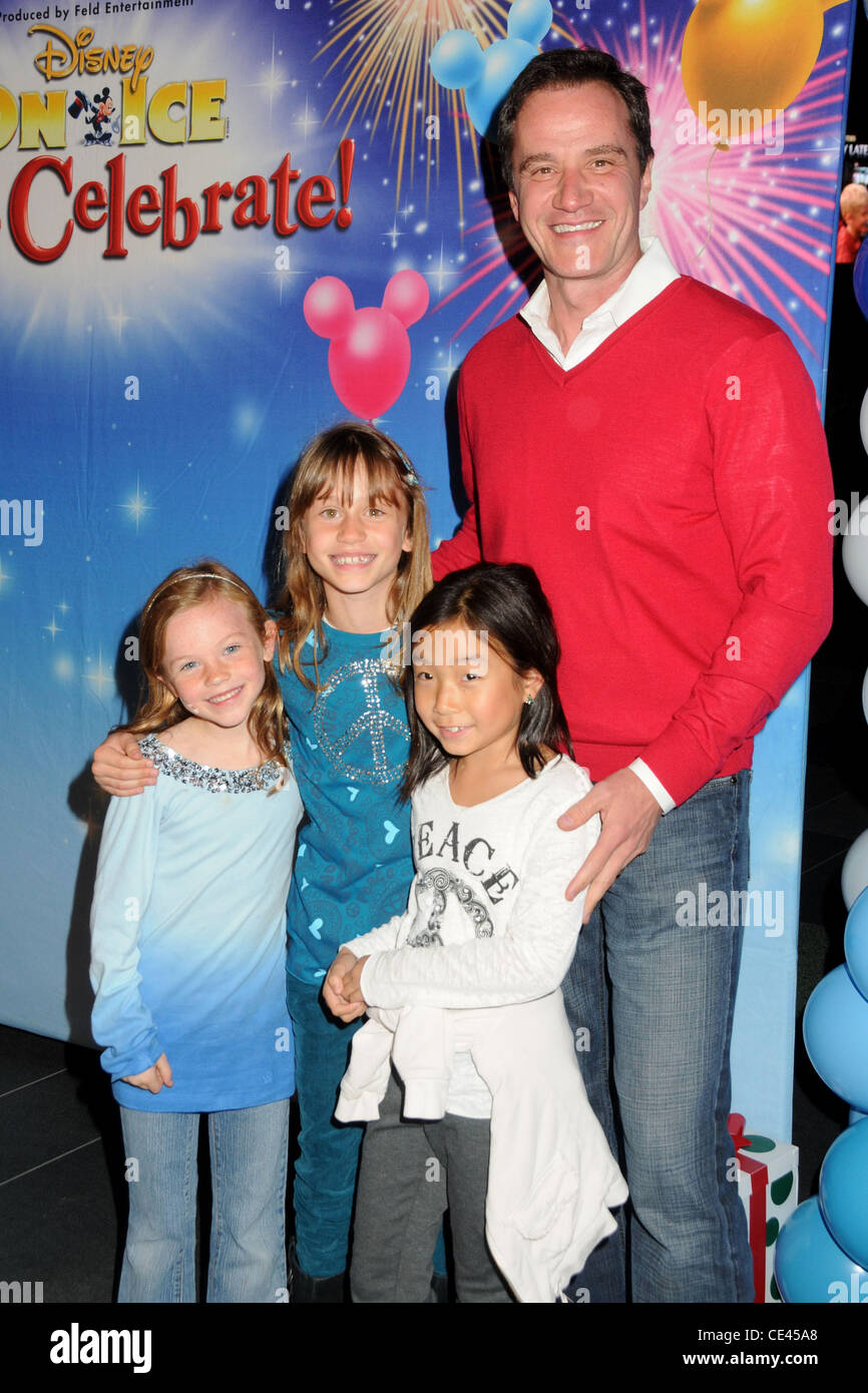 Tim DeKay e la sua famiglia Disney On Ice presenta 'Vogliamo festeggiare!" tenutasi a L.A. LIVE. Los Angeles, California - 15.12.10 Foto Stock