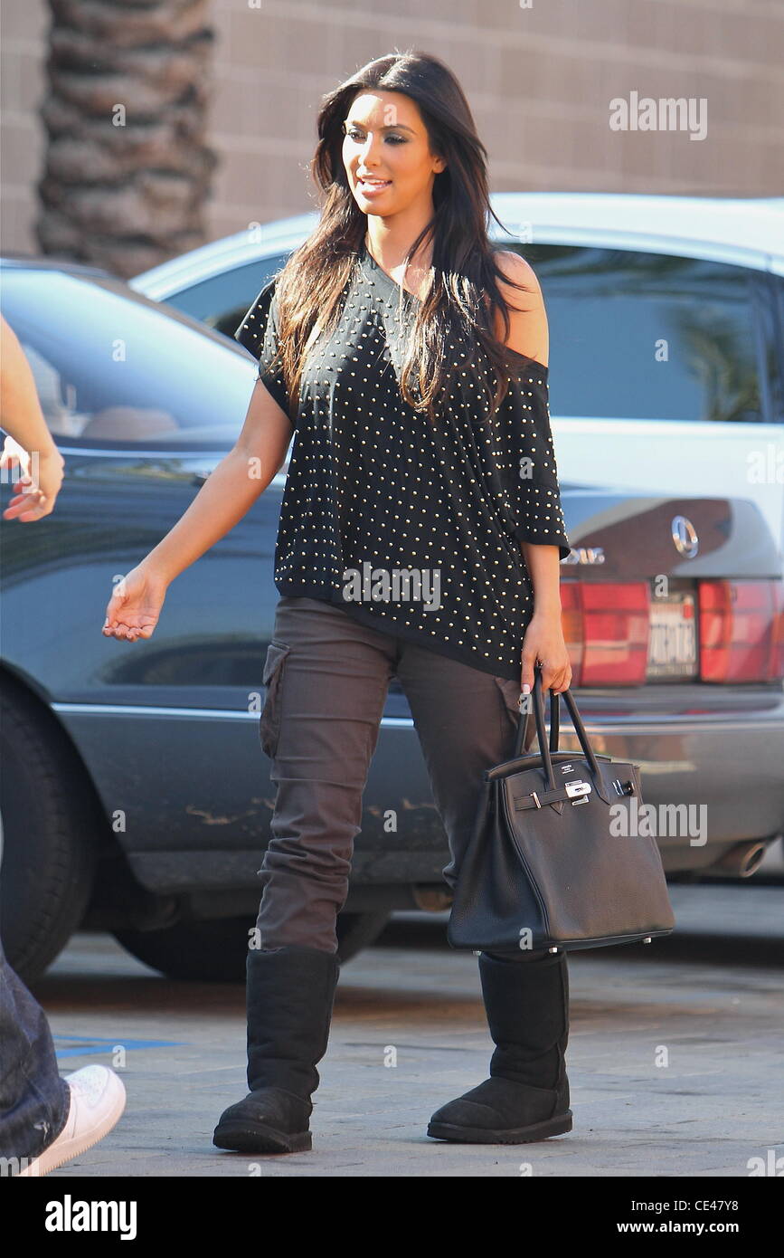 Kim Kardashian è visto indossare ugg stivali e un Hermes Birkin borsa come  lei teste per un studio di Culver City. Los Angeles, California - 28.12.10  Foto stock - Alamy