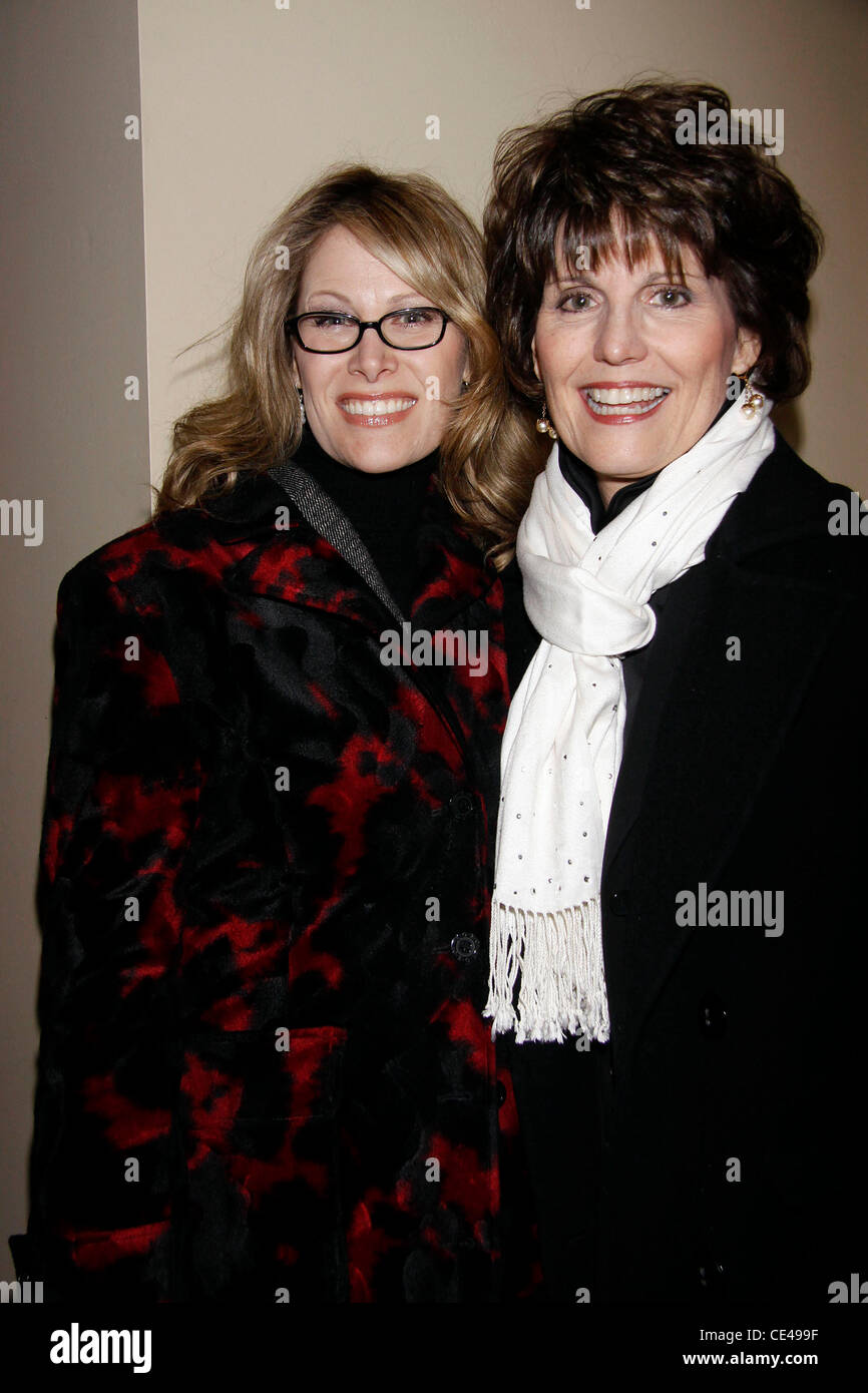 Jodi Stevens e Lucie Arnaz apertura notturna del Off-Broadway produzione di 'Dracula' presso il Piccolo Teatro Shubert - Arrivi. La città di New York, Stati Uniti d'America - 05.01.11 Foto Stock