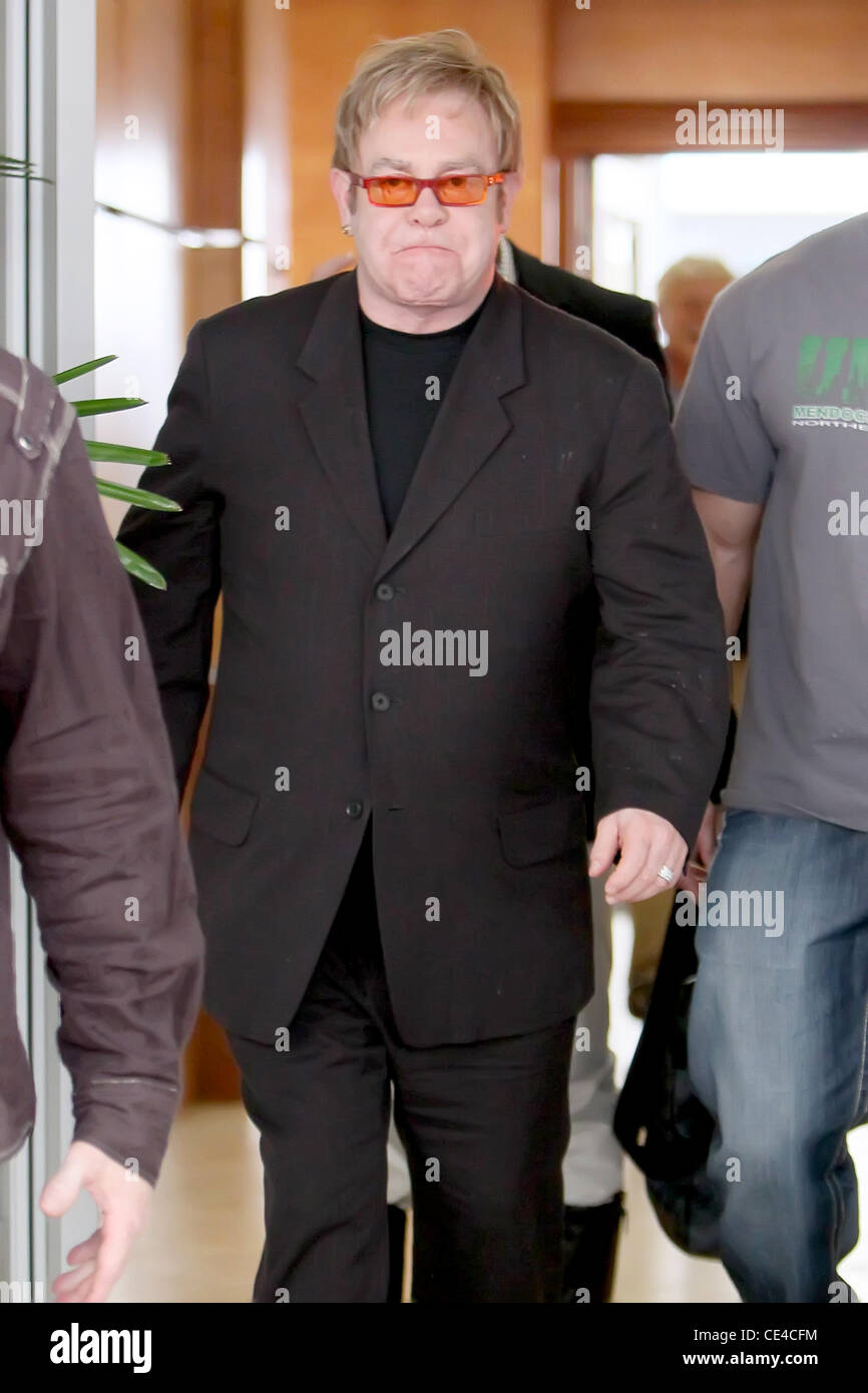 Sir Elton John lasciando E. Baldi ristorante a Beverly Hills dopo avere il pranzo di Los Angeles, California - 14.01.11 Foto Stock