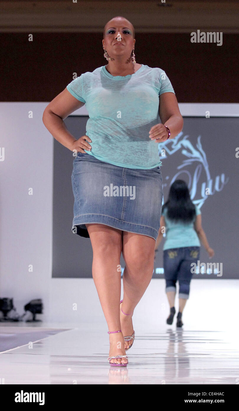 Modello frequentando il plus-size linea denim " Big Luv Denim' Fashion Show in Islander sala da ballo a Mandalay Bay Resort and Casino. Big Luv il denim è un unico, Lifestyle brand denim, celebrando la moda consapevole Figurato Completo donna Las Vegas, Nevada - 27 Foto Stock