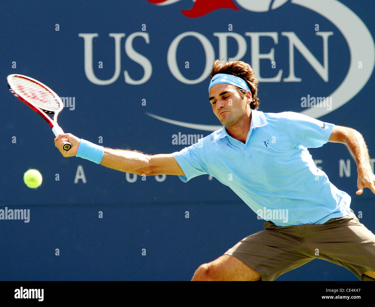 Roger Federer Roger Federer ( SUI) compete contro Andreas Beck (GER) durante gli uomini singoli corrisponde al giorno quattro del 2010 U.S. Aprire presso l'USTA Arthur Ashe Stadium di Flushing, Queens. Federer vince con un punteggio di 6-3 6-4 6-3. La città di New York, Stati Uniti d'America - 02 Foto Stock