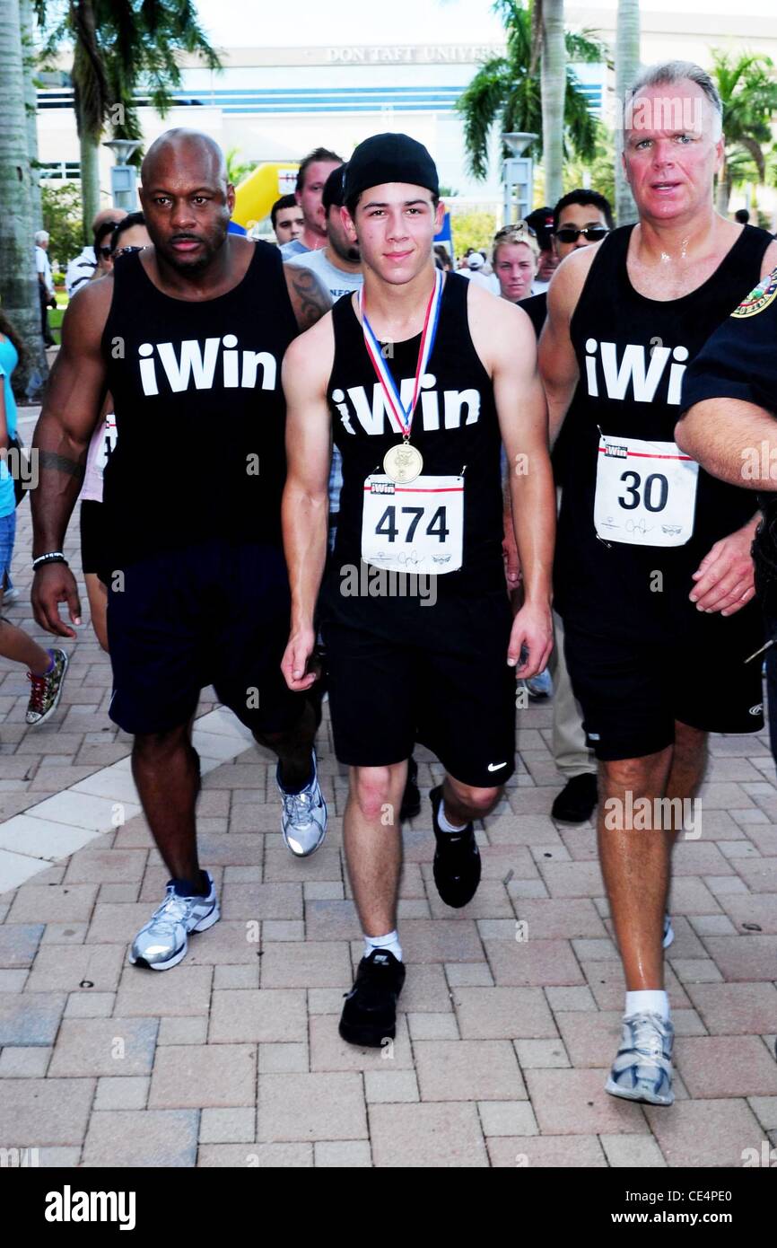 Nick Jonas Joe Jonas iWin 5K Fun Run/a piedi, beneficiando delle Olimpiadi Speciali in Florida per il campus principale della Nova Southeastern University Davie, Florida - 06.09.10 Foto Stock