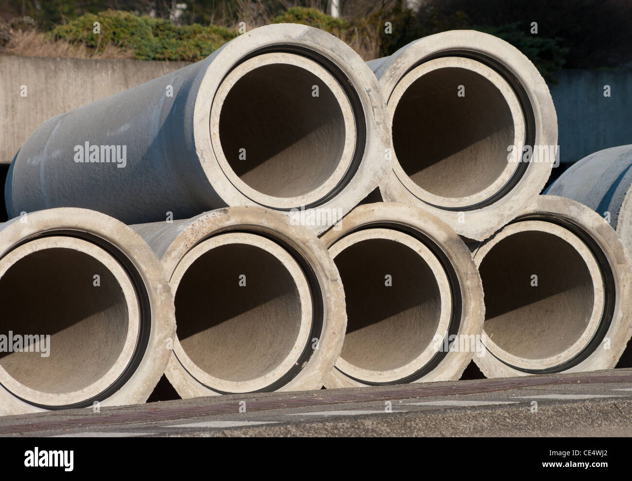Calcestruzzo tubi di drenaggio in strada Foto Stock