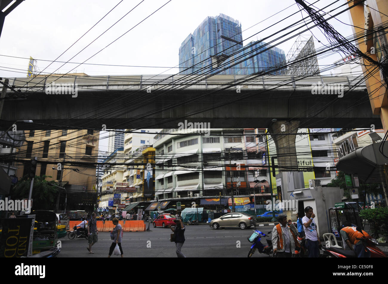 BTS Skytrain sopra Sukhumvit Road, Bangkok, Thailandia Foto Stock