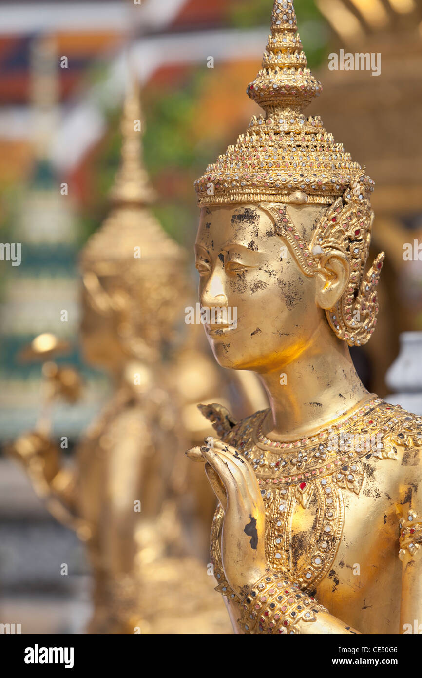 Statua di un Kinnon al Wat Phra Kaeo, il Royal Grand Palace, Bangkok, Thailandia Foto Stock