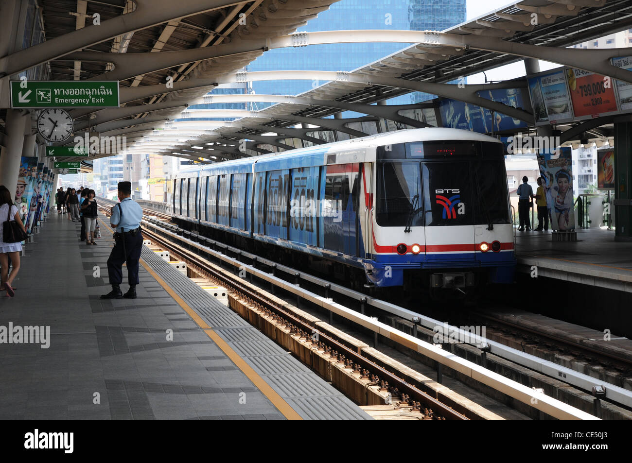 BTS treno di overhead, Phrom Phong stazione, Sukhumvit Bangkok, Thailandia, Guardia, passeggeri Foto Stock