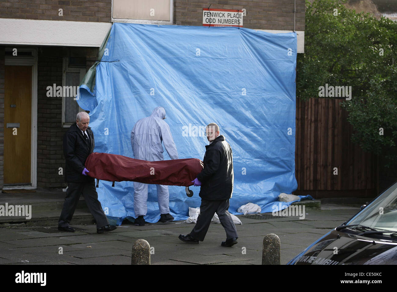 Il corpo di un ucciso ragazzo di 15 anni viene rimosso dalla scena del crimine nel sud di Londra. Foto di James Boardman. Foto Stock