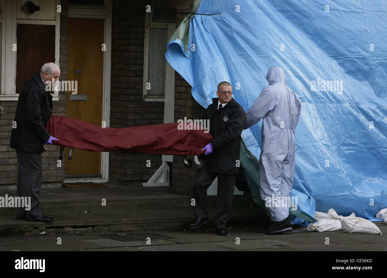 Il corpo di un ucciso ragazzo di 15 anni viene rimosso dalla scena del crimine nel sud di Londra. Foto di James Boardman. Foto Stock