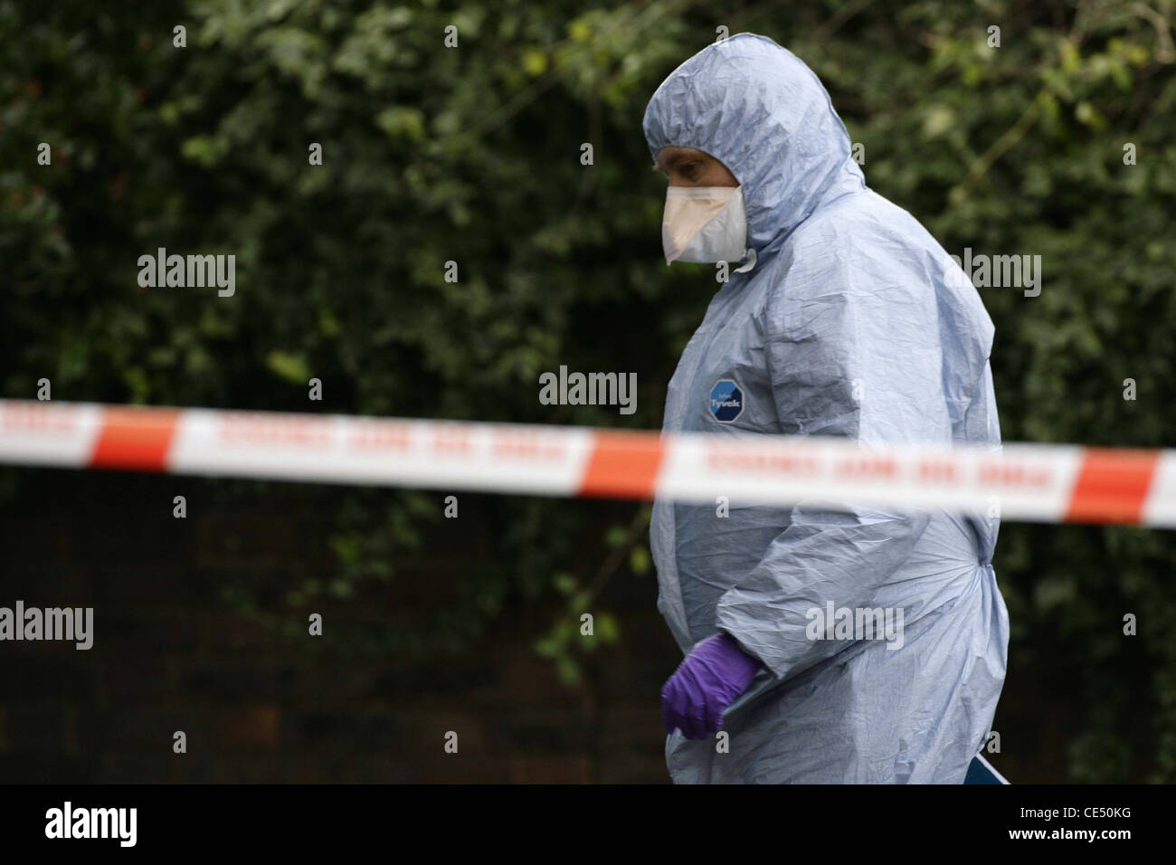 Scena del Crimine Officer SOCO presso la scena di una fatale ripresa. Foto di James Boardman. Foto Stock