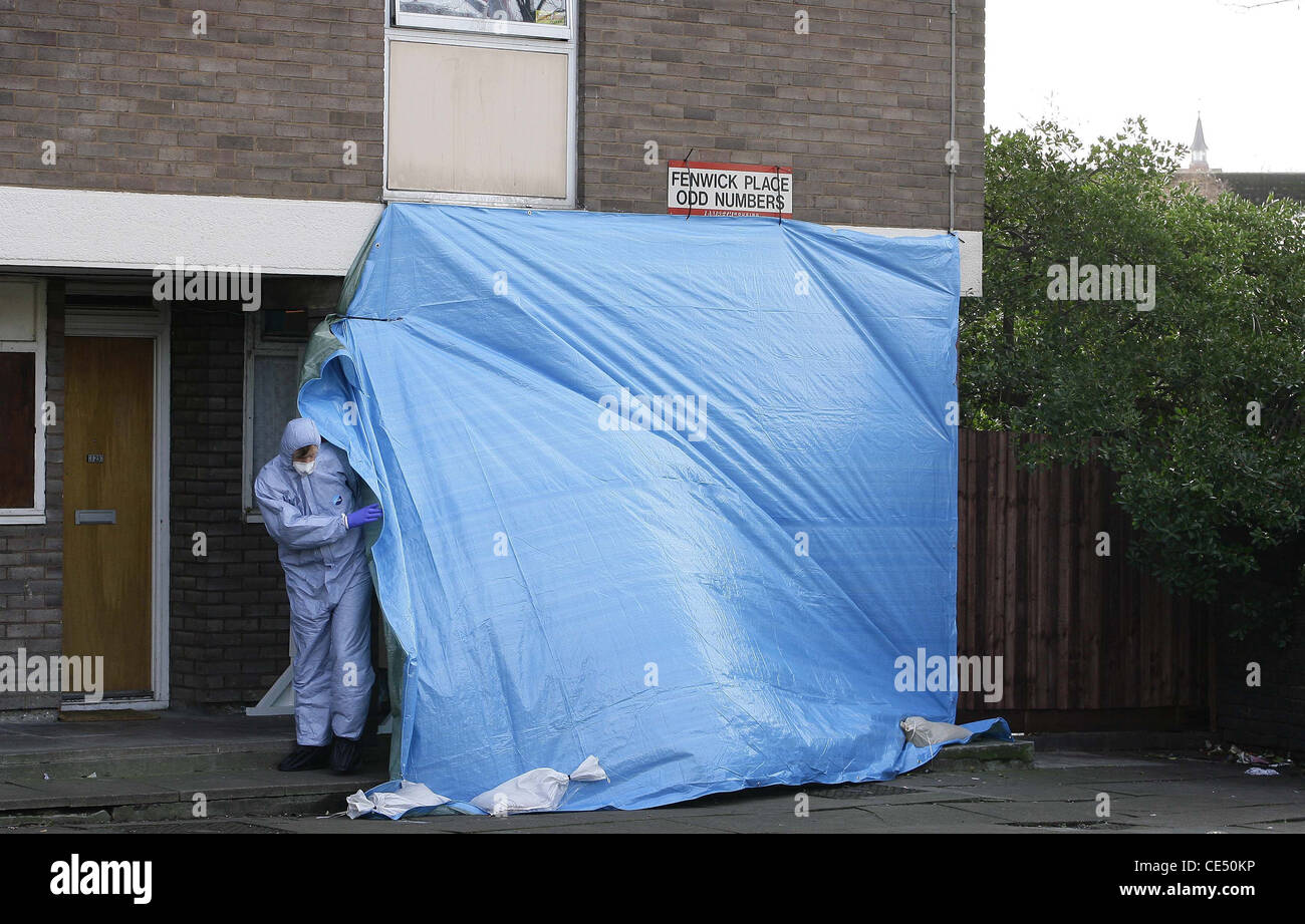 Scena del Crimine Officer SOCO presso la scena di una fatale ripresa. Foto di James Boardman. Foto Stock