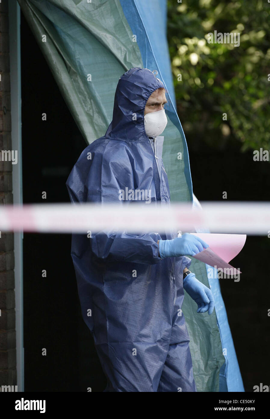 Scena del Crimine Officer SOCO presso la scena di una fatale ripresa. Foto di James Boardman. Foto Stock