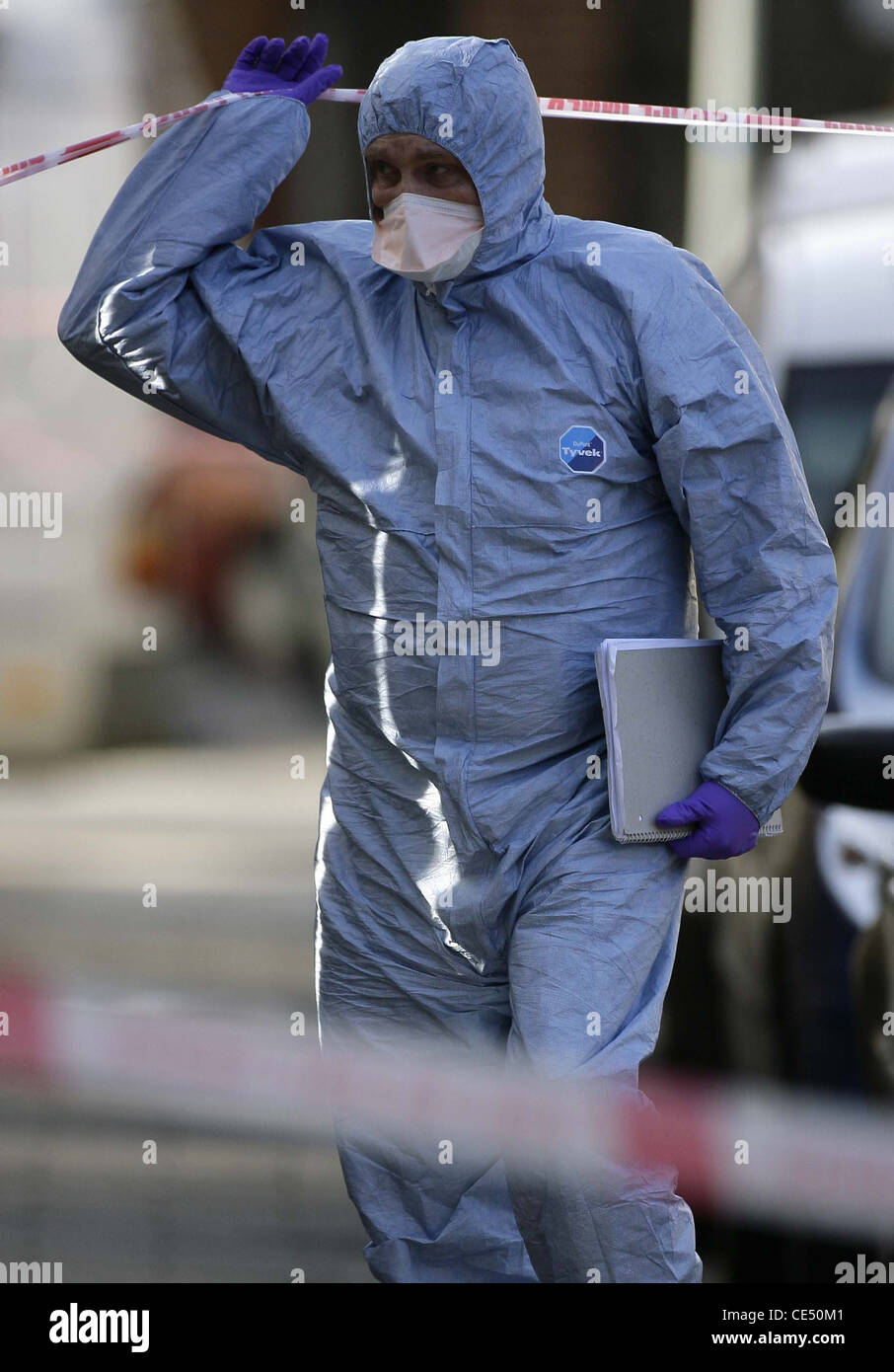 Scena del Crimine Officer SOCO presso la scena di una fatale ripresa. Foto di James Boardman. Foto Stock