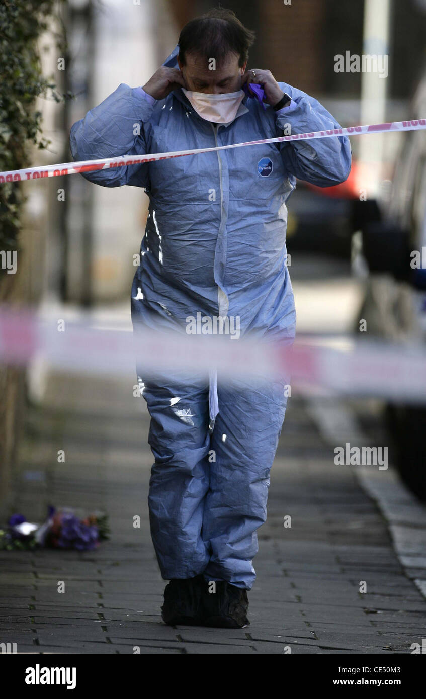 Scena del Crimine Officer SOCO presso la scena di una fatale ripresa. Foto di James Boardman. Foto Stock