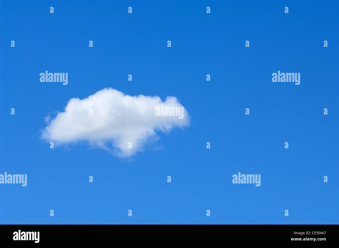 Un singolo mentre il cloud contro un cielo blu chiaro con copyspace. Foto Stock