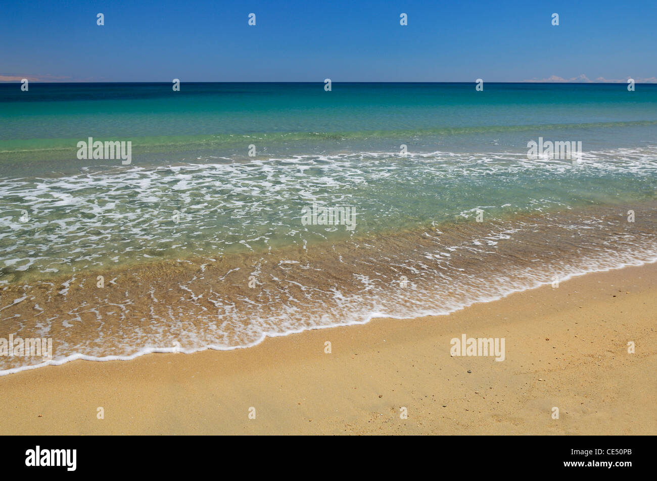 Le tranquille acque limpide del Mar Mediterraneo sulla costa orientale della Spagna. Foto Stock