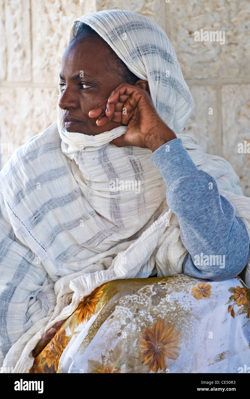 Unidentified ortodossa etiope donna cristiana partecipa al battezzare rituale durante l'Epifania a Qaser el yahud Foto Stock