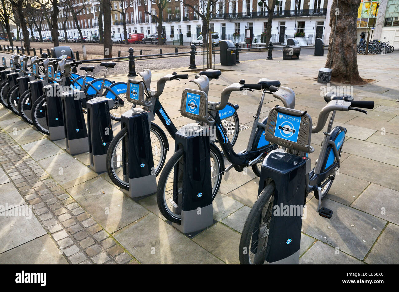 Barclays cycle hire scheme (aka "Boris bikes') su King's Road, a Chelsea, Londra SW3, Regno Unito Foto Stock