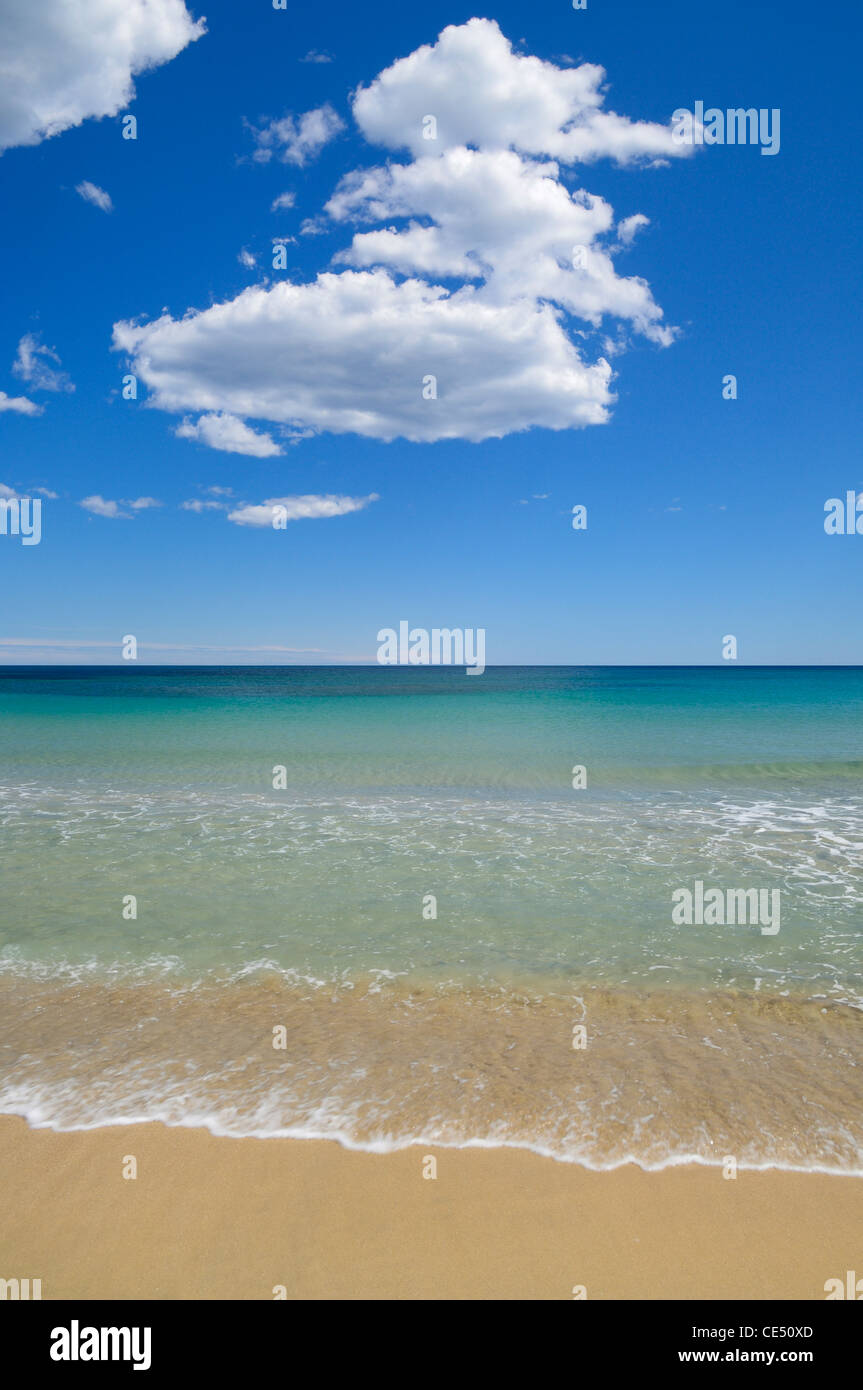 Le tranquille acque limpide del Mar Mediterraneo sulla costa orientale della Spagna. Foto Stock